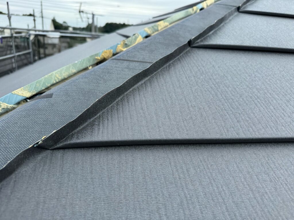 屋根の本体立ち上げ<br />
（最後に屋根を立ち上げることにより、雨が屋根の中に入らなくなります。こだわりの一つです。）