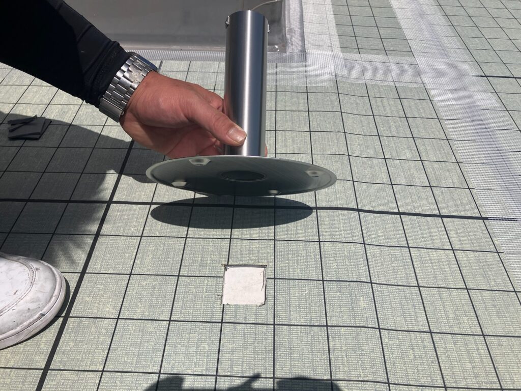 脱気筒取り付け<br />
（脱気筒を取り付けることにより、中の水蒸気が脱気筒から排出されるようになり、膨れ（不具合）にくくなります。）