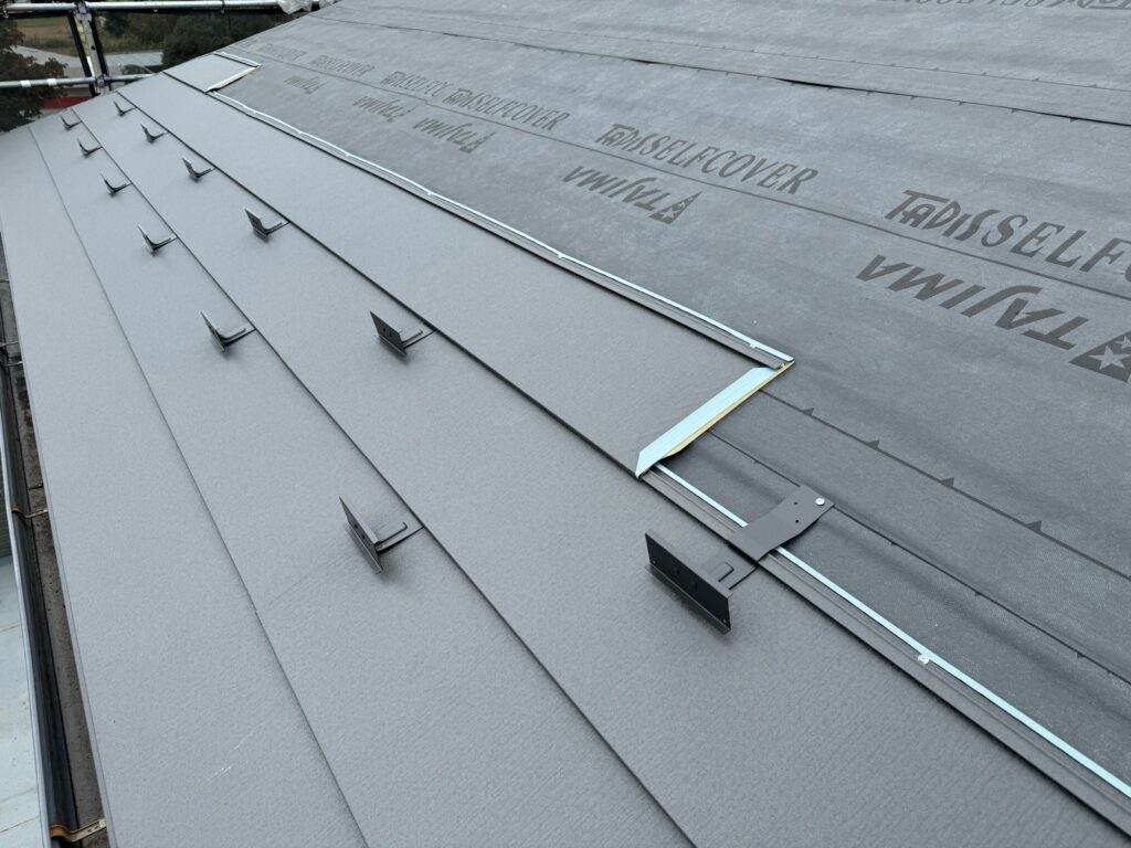 屋根本体取り付け（大屋根）<br />
（既定の位置に雪止めも取り付けました。４５５ピッチ）