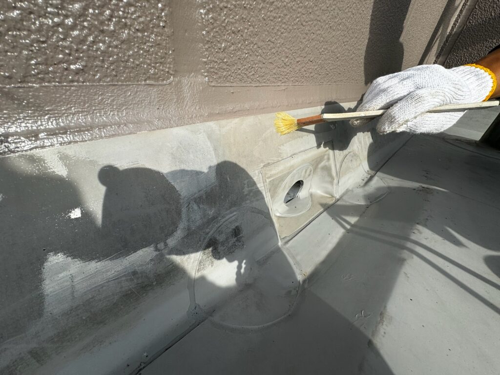 層間プライマー塗布<br />
（専用の接着材を塗りました。）<br />
※取り合い部