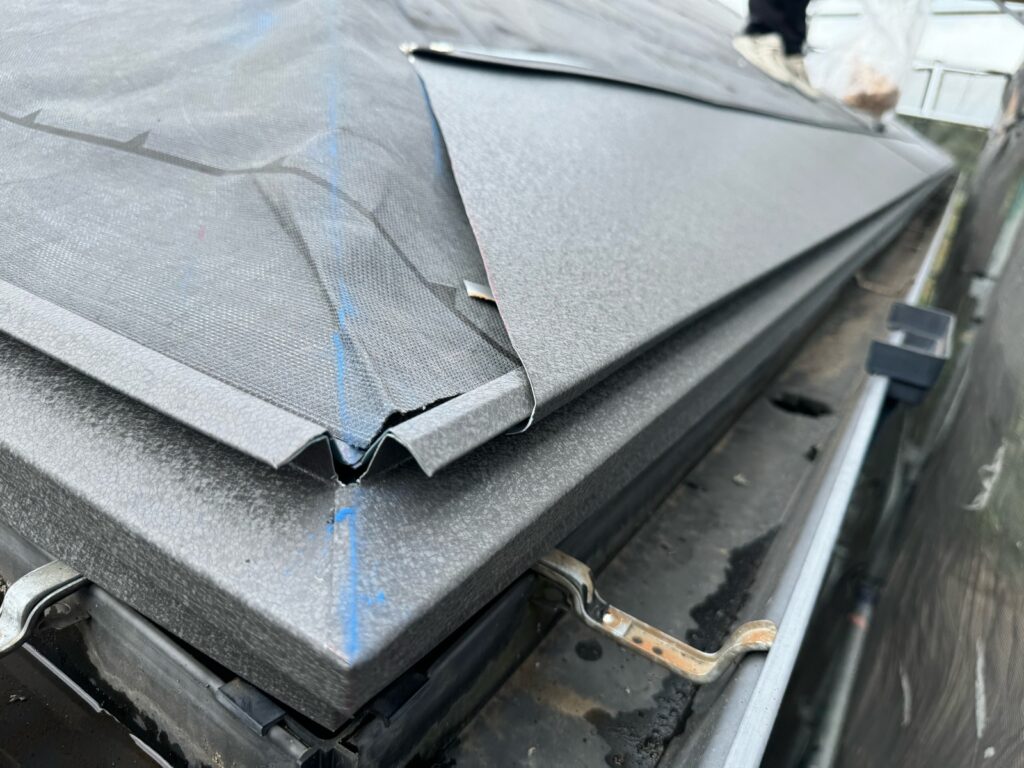 唐草スターター取り付け<br />
（屋根カバー工法の際に一番最初に取り付ける金物です。弊社で取り付けている唐草は雨どいを交換しなくても既存の雨どいが使えるようセットバックされるものを使用しています。こだわりの一つです。）