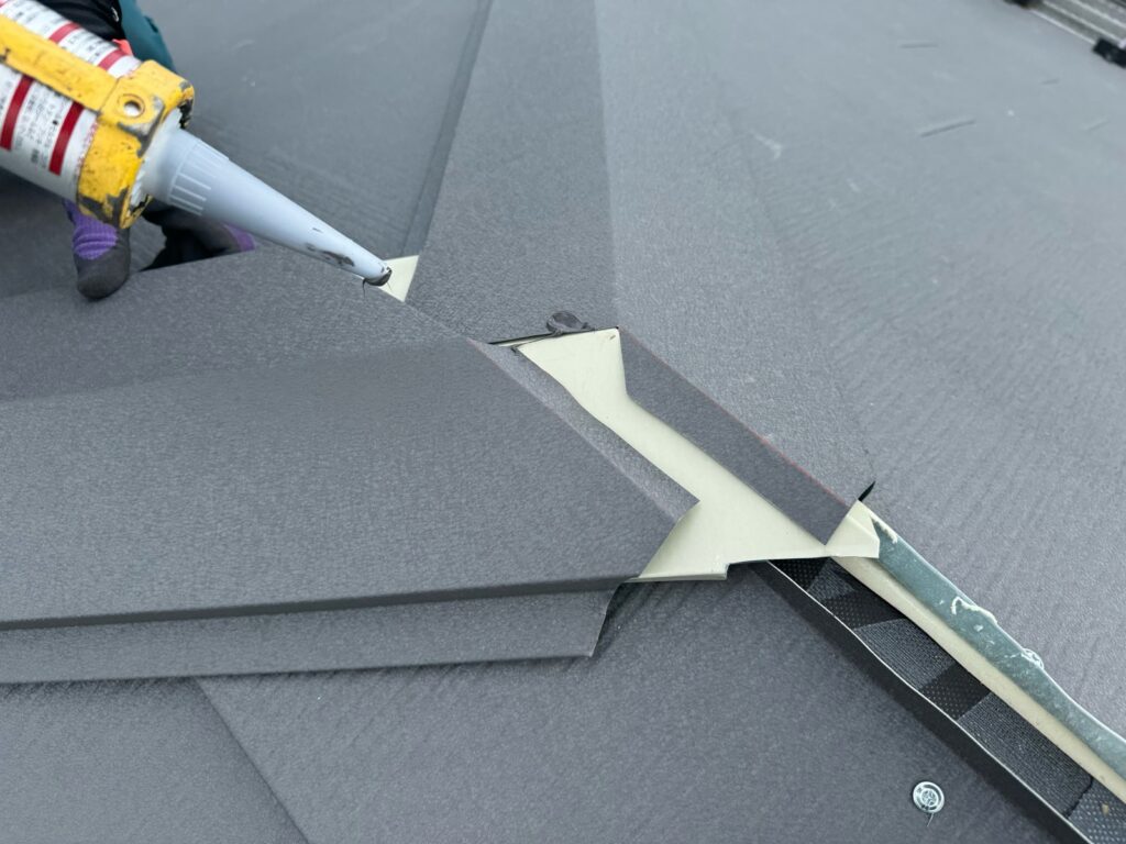 棟板金取り付け<br />
（棟包とも言います。）