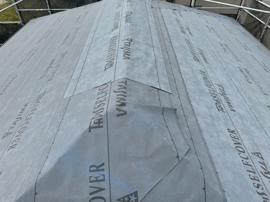 防水シート取り付け（大屋根）<br />
（ビスを使用しない、粘着タイプを使用しました。）<br />
※防水シートは雨漏れを防ぐための重要な役割です。