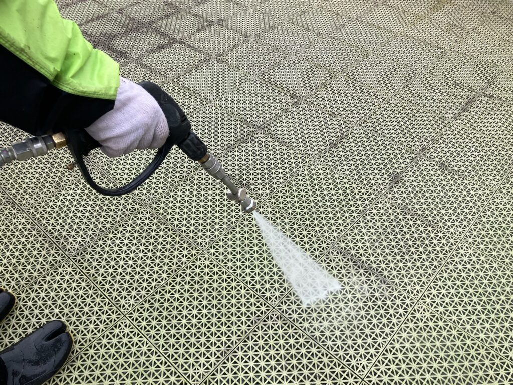 床マット高圧洗浄<br />
（ついでにマットも洗浄をしました。）