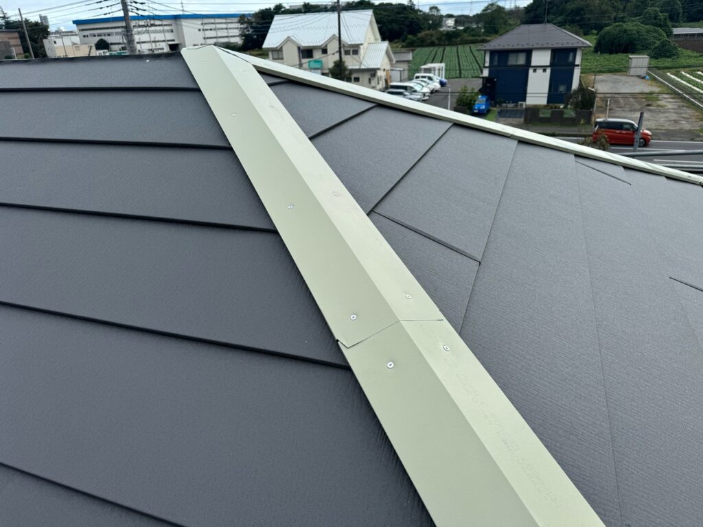 棟板金下地取り付け<br />
（今回は金属下地を使用しました。）<br />
※一般的にある、木や樹脂の下地よりも耐久性に優れています。）