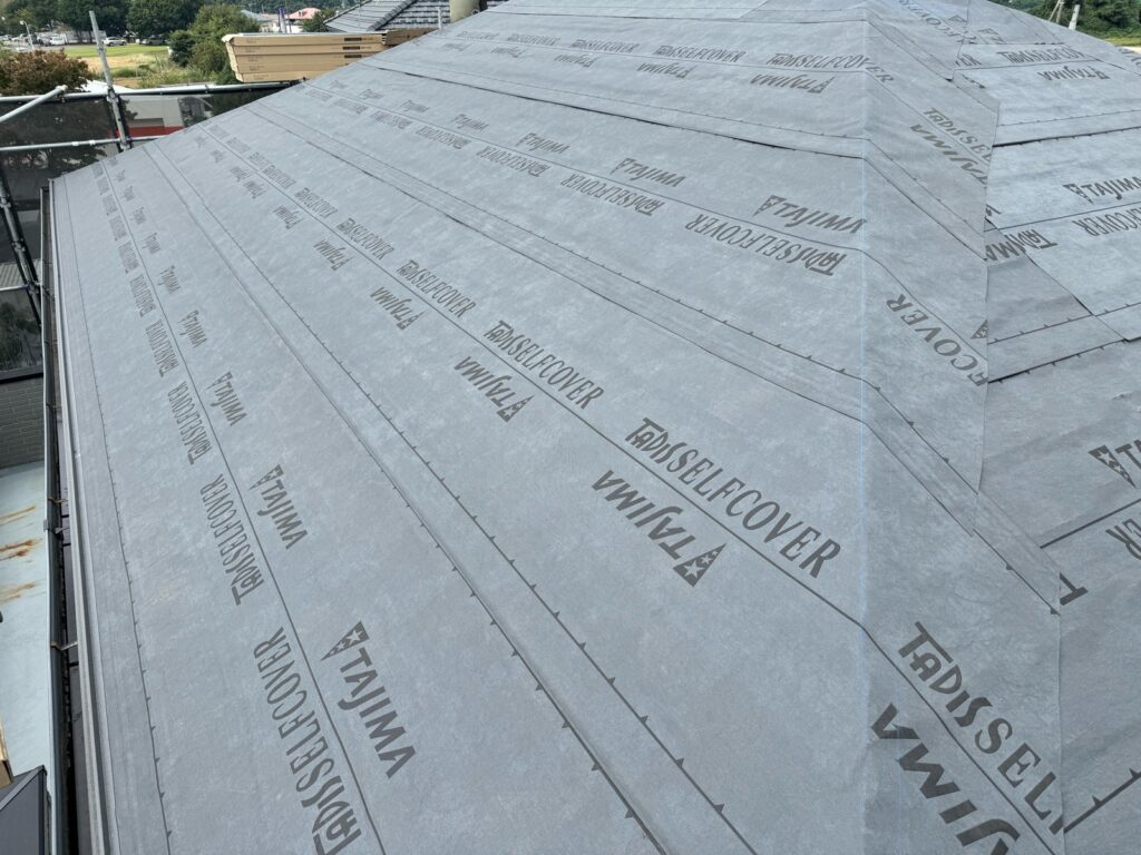 防水シート取り付け（大屋根）<br />
（ビスを使用しない、粘着タイプを使用しました。）<br />
※防水シートは雨漏れを防ぐための重要な役割です。