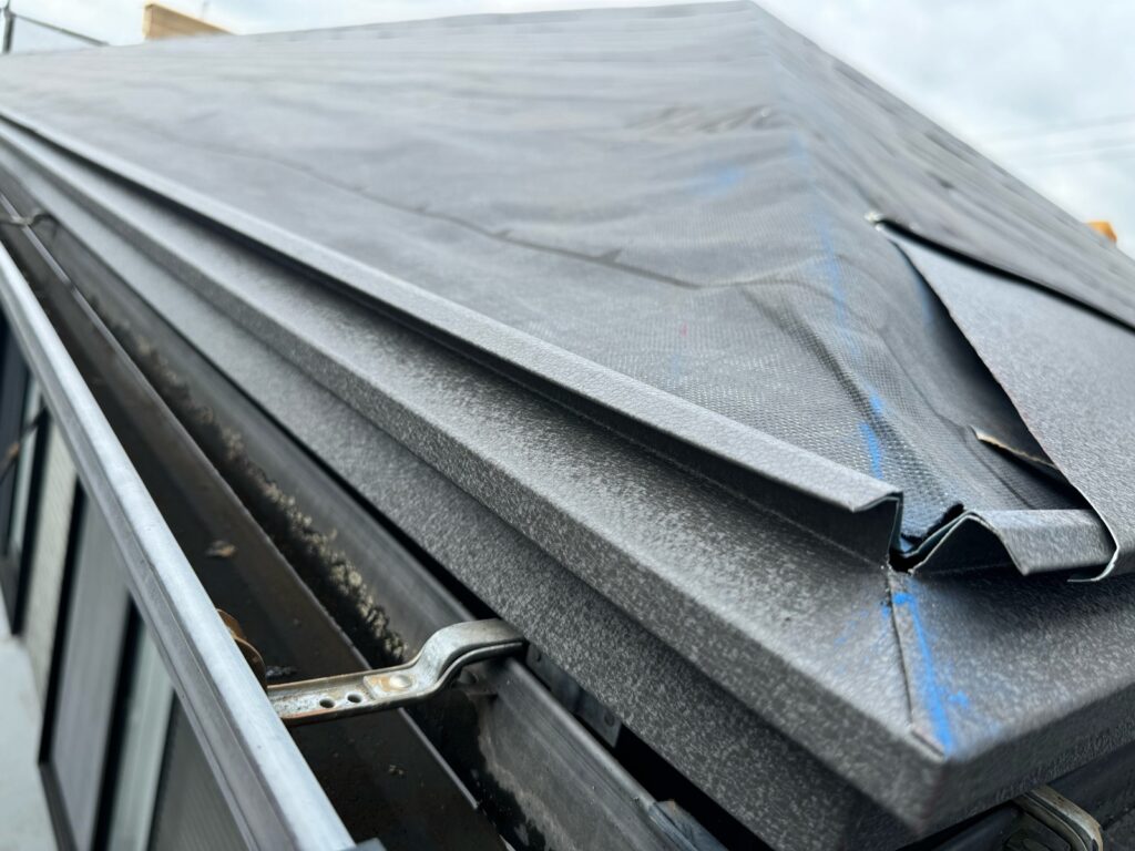 唐草スターター取り付け<br />
（屋根カバー工法の際に一番最初に取り付ける金物です。弊社で取り付けている唐草は雨どいを交換しなくても既存の雨どいが使えるようセットバックされるものを使用しています。こだわりの一つです。）