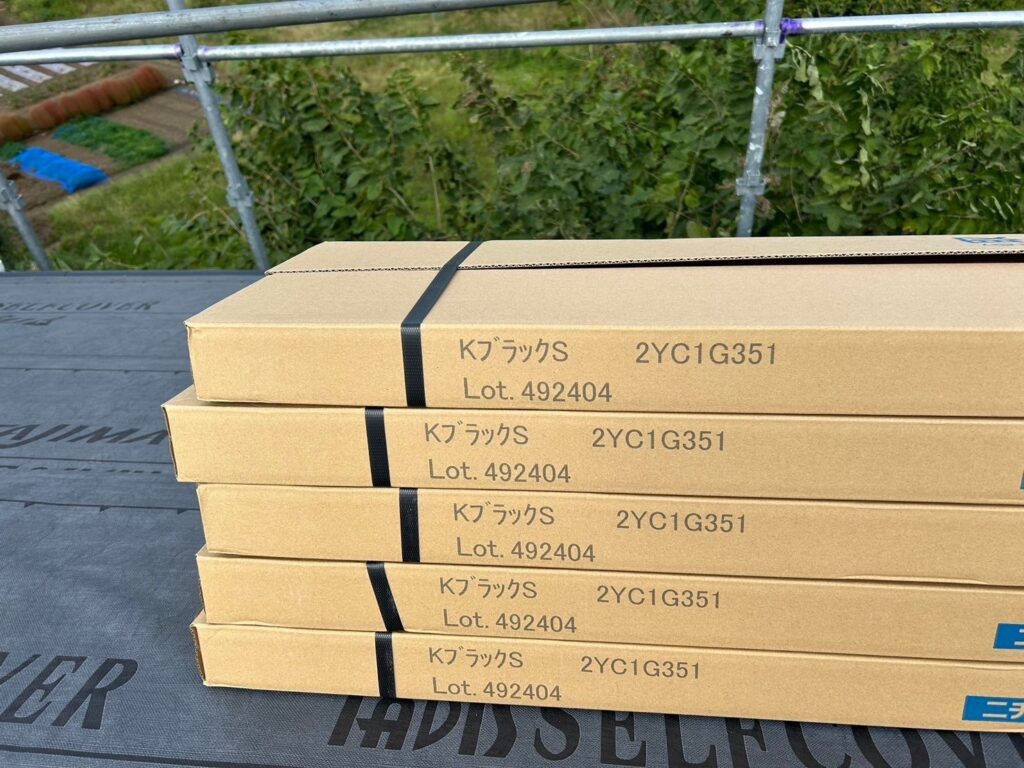 使用材料<br />
←横暖ルーフS<br />
（色：Kブラック）