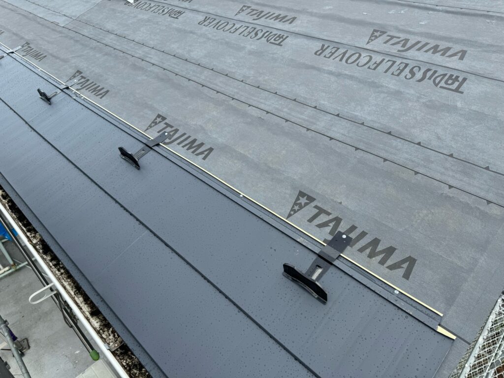 雪止め取り付け<br />
（※メーカー純正品使用）