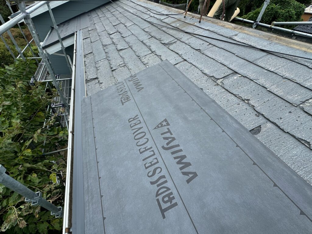 防水シート取り付け（大屋根）<br />
（ビスを使用しない、粘着タイプを使用しました。）<br />
※防水シートは雨漏れを防ぐための重要な役割です。