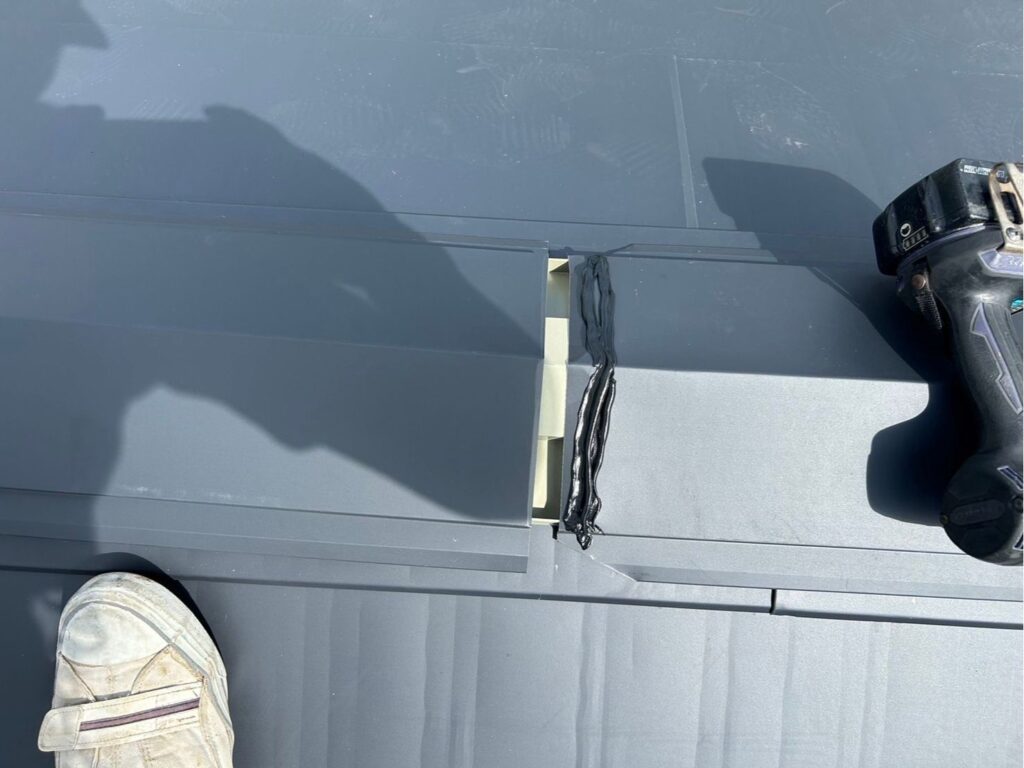 棟板金取り付け<br />
※棟板金の繋ぎ目はコーキング処理を行いました。）