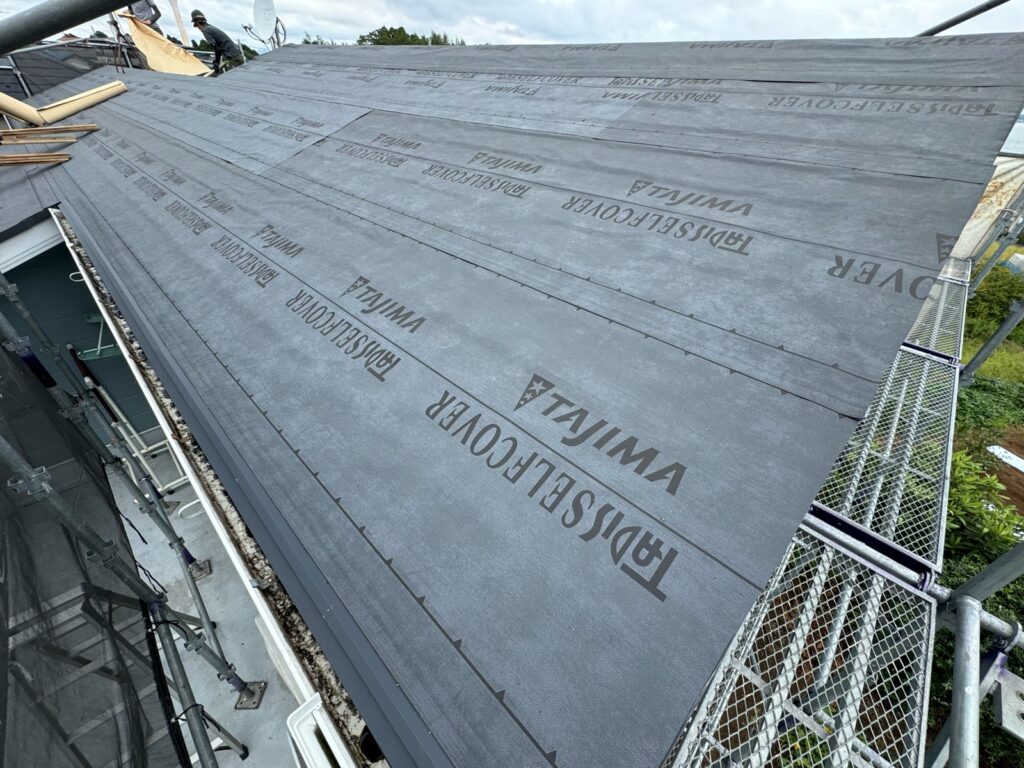 防水シート取り付け（大屋根）<br />
（ビスを使用しない、粘着タイプを使用しました。）<br />
※防水シートは雨漏れを防ぐための重要な役割です。