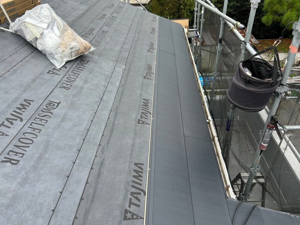 屋根本体取り付け（大屋根）<br />
<br />
※下から上に屋根本体を貼っていきます。