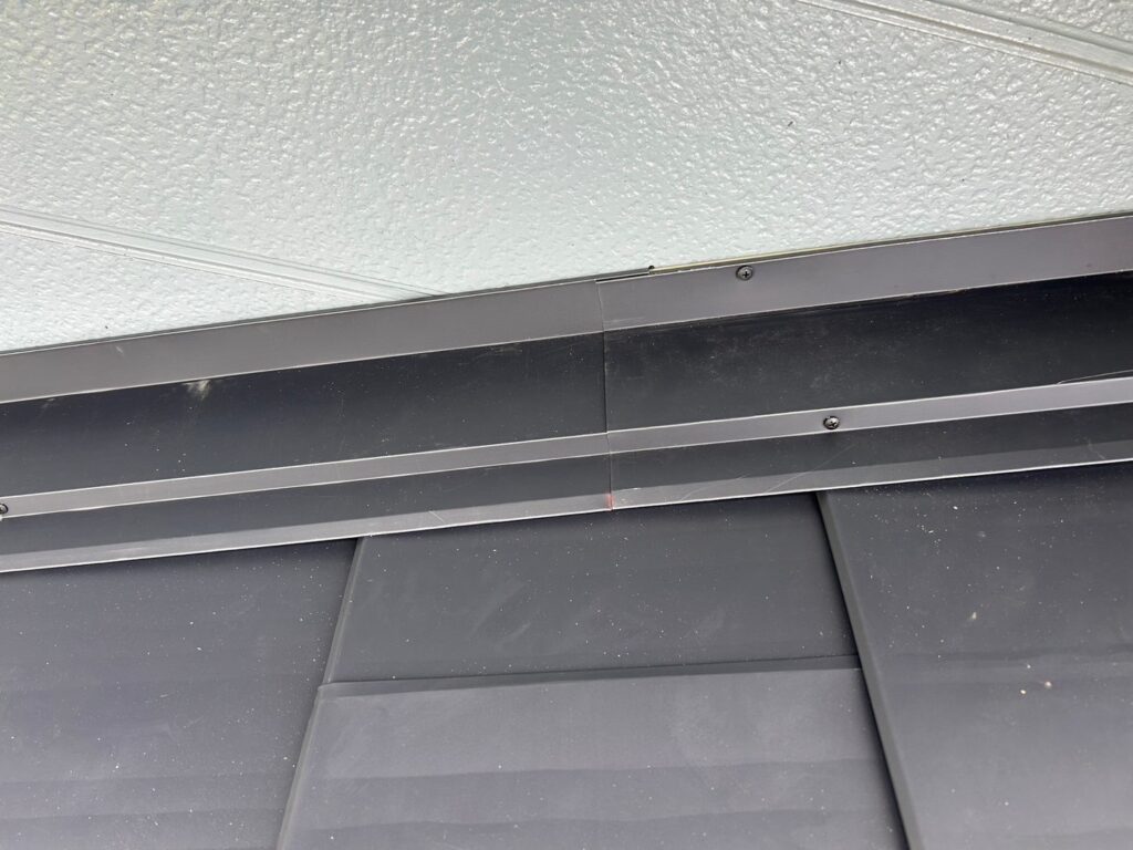 雨押さえ取り付け<br />
（※雨押さえ部は雨漏れがしやすい箇所になります。雨仕舞いをしっかりと行い、外壁と取り合い部はコーキング処理を行いました。）