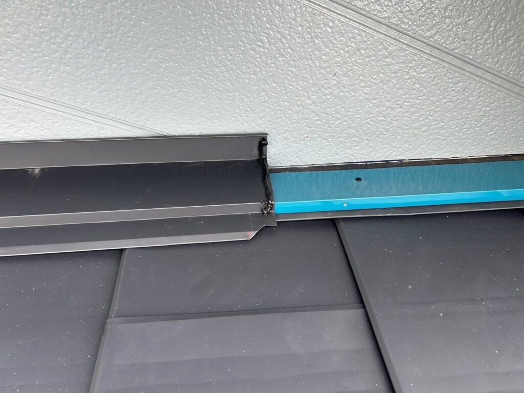 雨押さえ下地取り付け<br />
（※雨押さえ部は雨漏れがしやすい箇所になります。雨仕舞いをしっかりと行い、外壁と取り合い部はコーキング処理を行いました。）