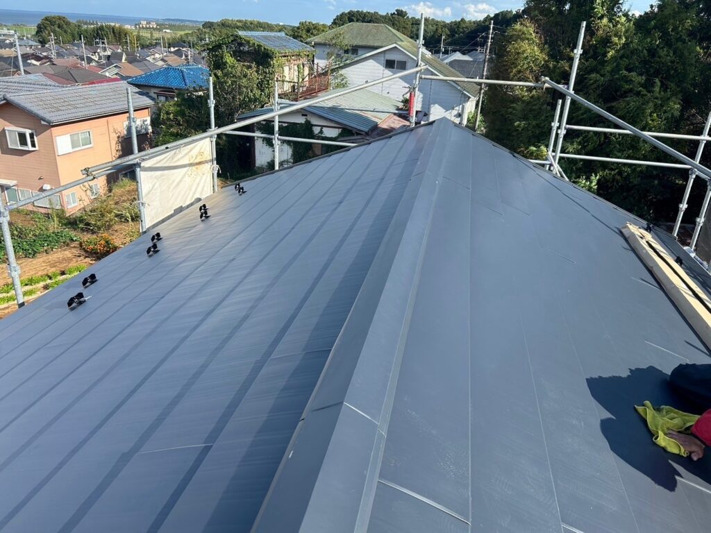 棟板金取り付け<br />
（棟包とも言います。）