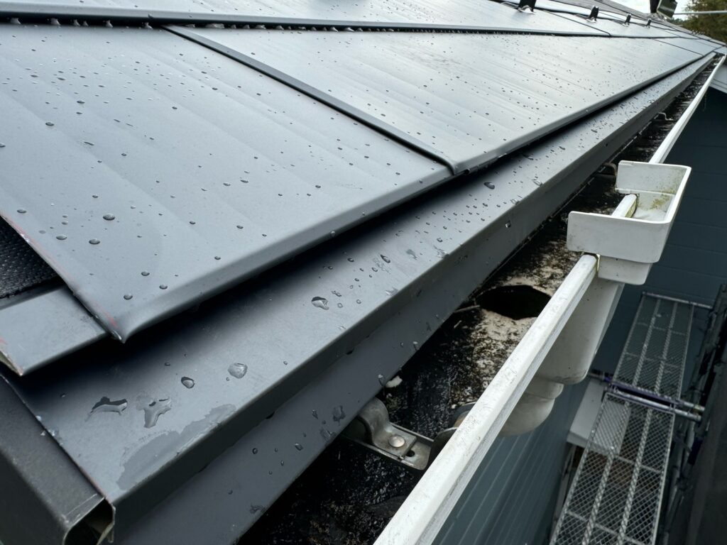 セットバックスターター取り付け<br />
（屋根カバーの際に一番最初に取り付ける金物です。）