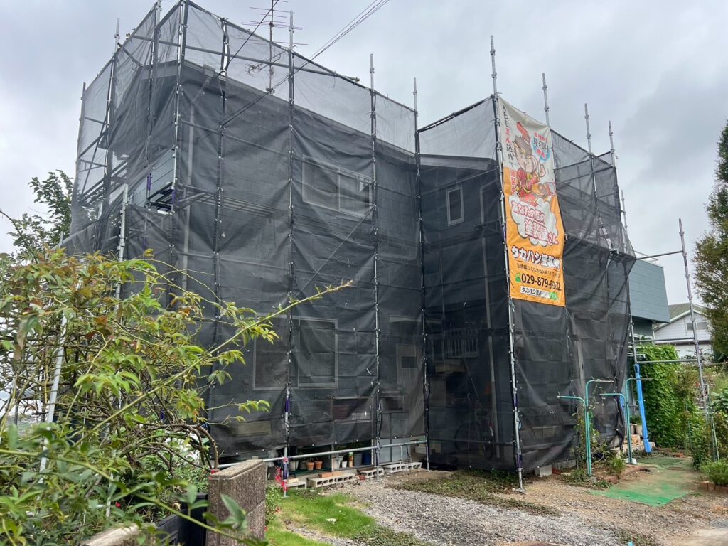 足場組立<br />
（飛散防止の為、メッシュシートをしっかりとはりました。）