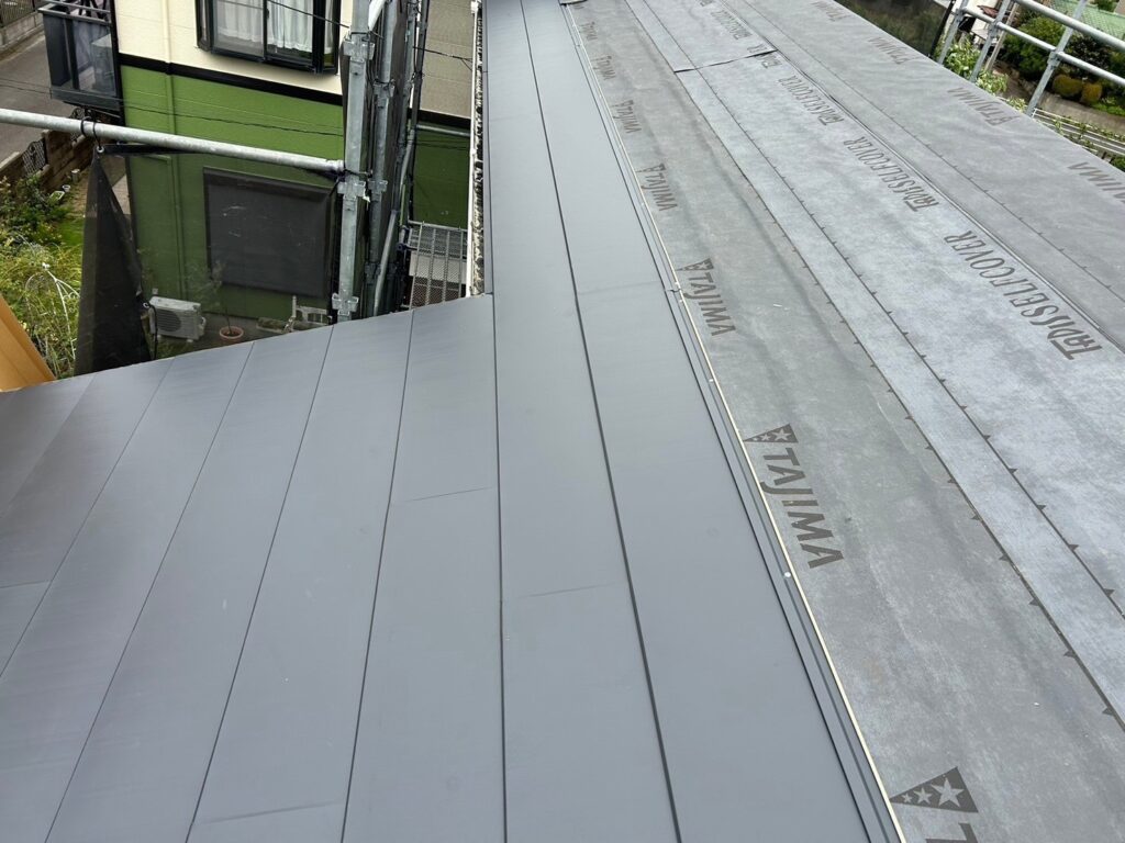 屋根本体取り付け（大屋根）<br />
<br />
※下から上に屋根本体を貼っていきます。