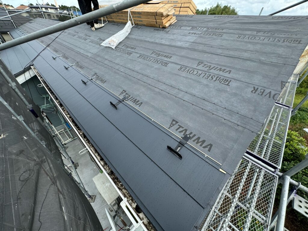 屋根本体取り付け（大屋根）<br />
<br />
※下から上に屋根本体を貼っていきます。