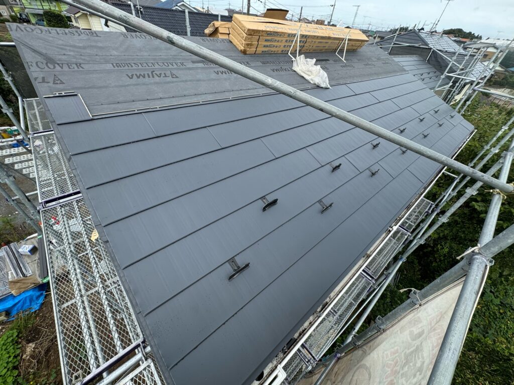 屋根本体取り付け（大屋根）<br />
<br />
※下から上に屋根本体を貼っていきます。