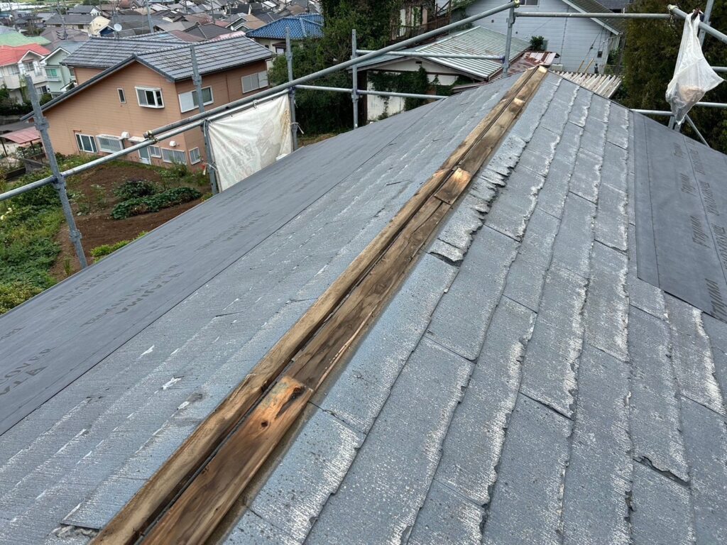 既存の棟板金撤去<br />
（役物撤去）<br />
<br />
※築24年経過の棟板金の貫板です。劣化が確認できました。