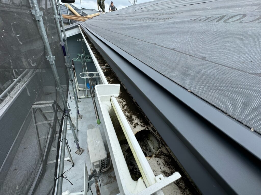 セットバックスターター取り付け<br />
（屋根カバーの際に一番最初に取り付ける金物です。）