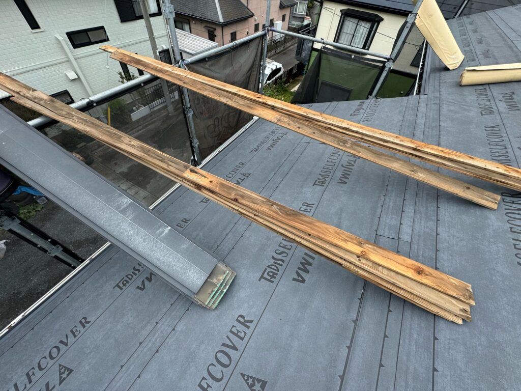 既存の棟板金撤去<br />
（役物撤去）