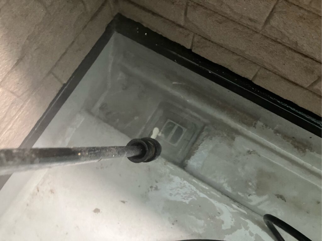 ベランダ高圧洗浄<br />
（しっかりと表面の汚れを除去しました。）