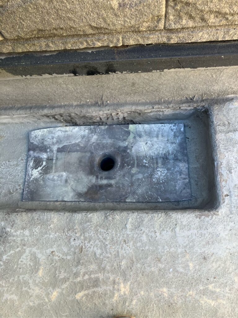 改修ドレンU取り付け<br />
（既存のドレンがついていなく、雨水がしっかりと排水がされていない為、今回は改修ドレンを取り付けました。）