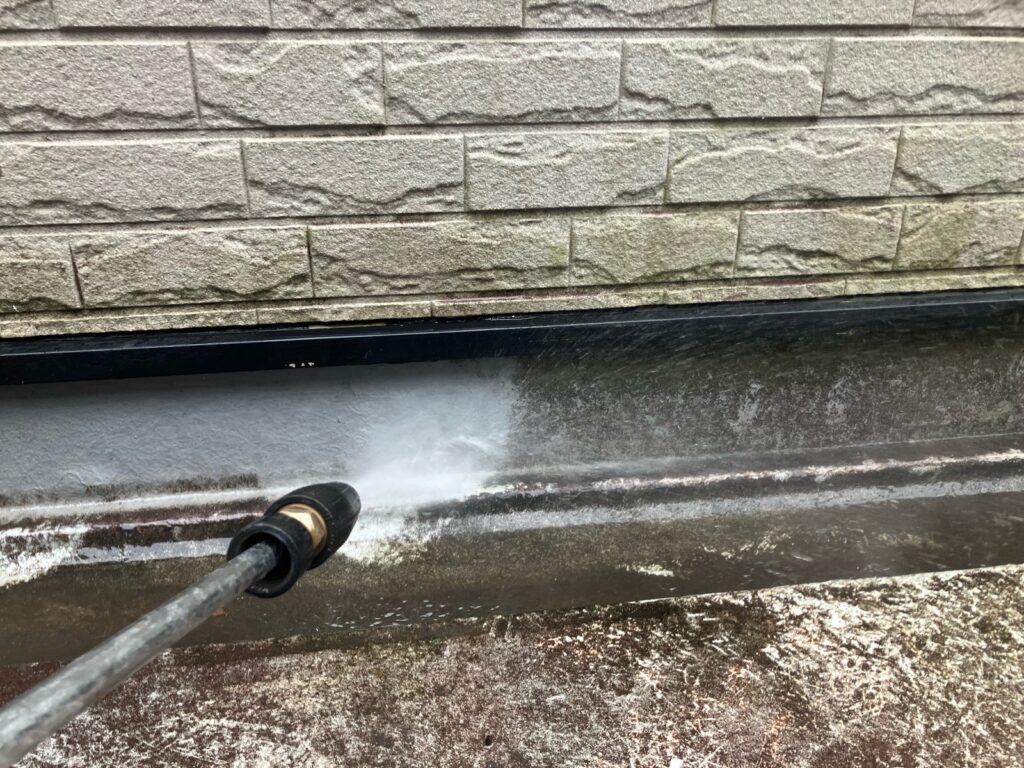 ベランダ高圧洗浄<br />
（しっかりと表面の汚れを除去しました。）