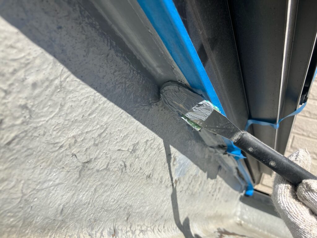 下地補修<br />
（ウレタンコーキングにて補修を行いました。）