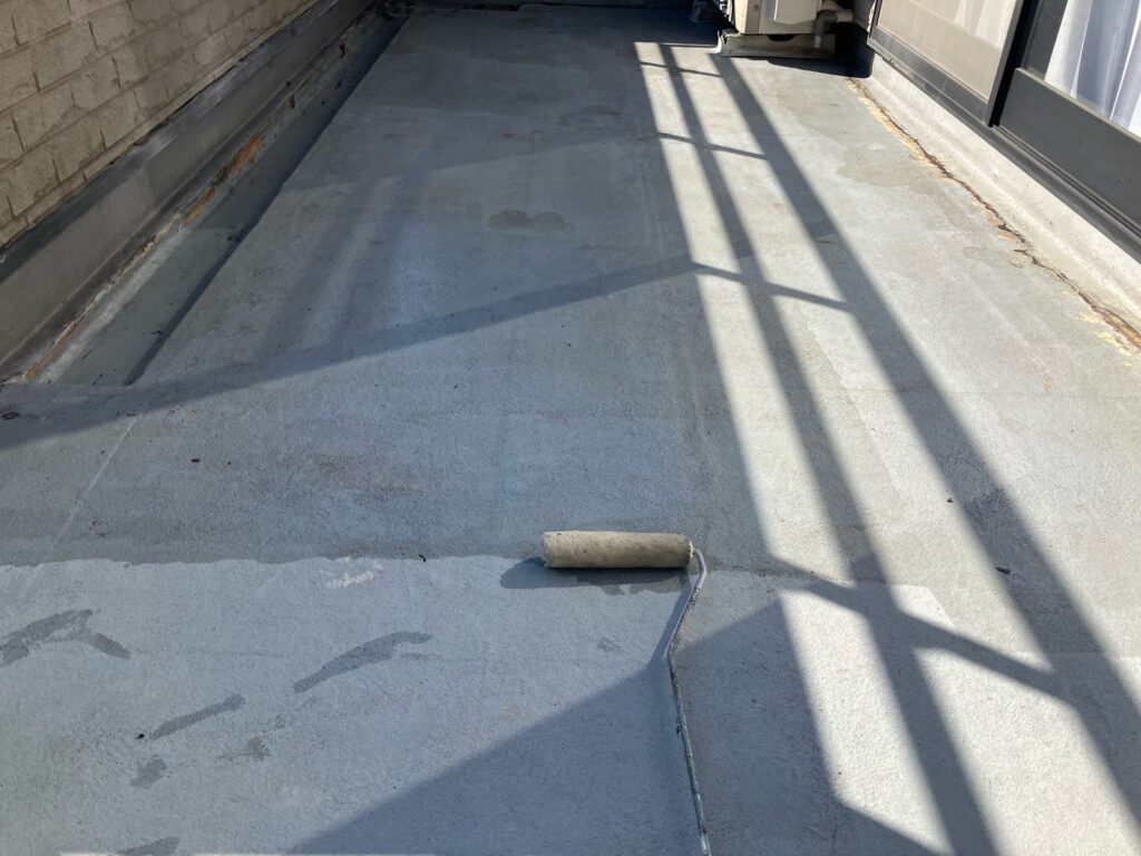 層間プライマー塗布<br />
（専用の接着材を塗りました。）