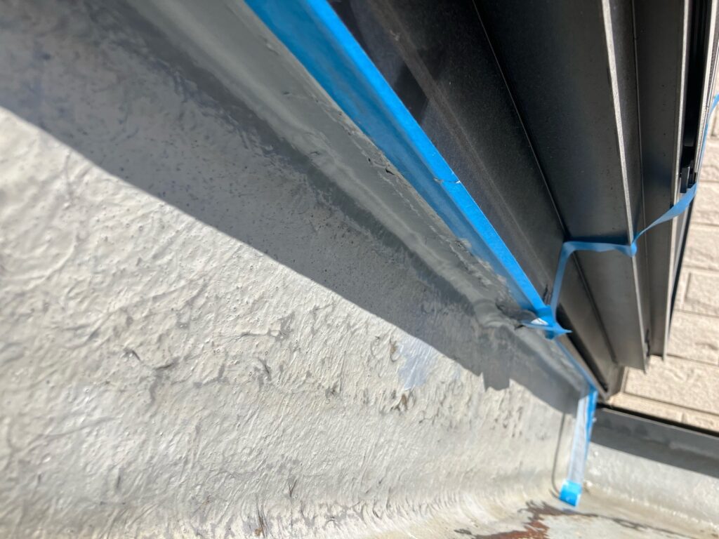 下地補修<br />
（ウレタンコーキングにて補修を行いました。）