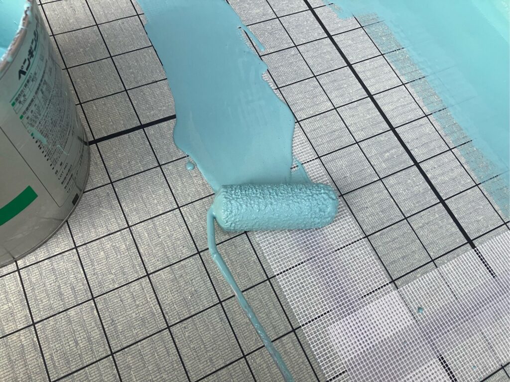 自着シート貼り付け<br />
（既存の下地との隙間を作ってくれる通気性能シートになります。）