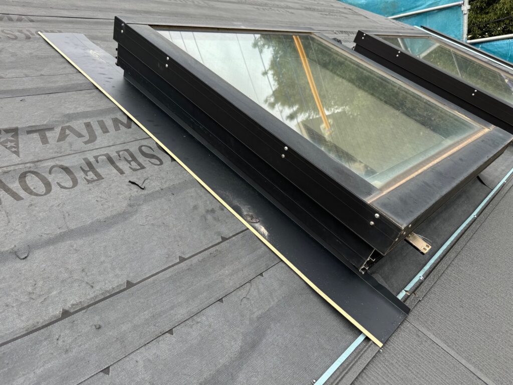 雨漏れがしていたトップライト2個は撤去し、残りのトップライト2個は残すため、雨が入らないように板金加工しました。