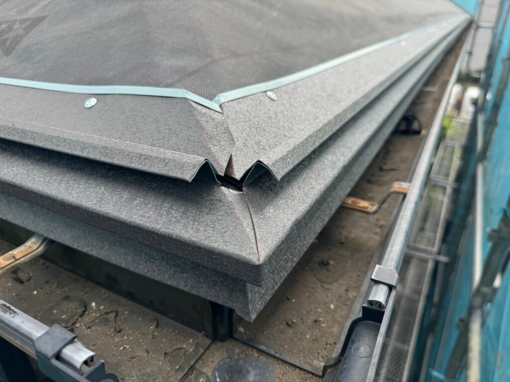 セットバックスターター取り付け<br />
（屋根カバーの際に一番最初に取り付ける金物です。）