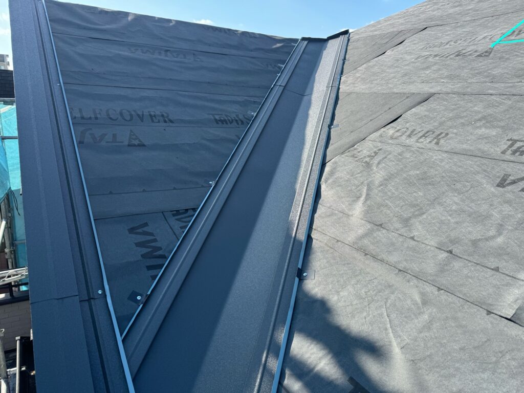 谷板金取り付け<br />
（屋根と屋根が重なり合う場所です。）