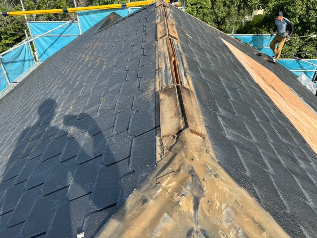 既存の棟板金撤去<br />
（役物撤去）