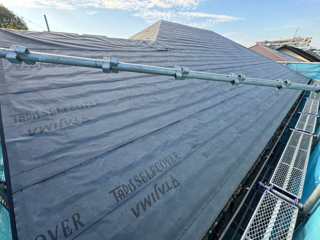 防水シート取り付け（大屋根）<br />
（ビスを使用しない、粘着タイプを使用しました。）<br />
※防水シートは雨漏れを防ぐための重要な役割です。