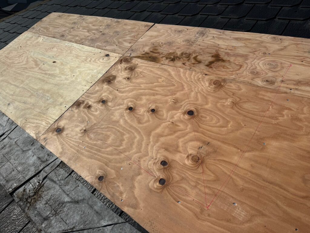 トップライト塞ぎ<br />
（構造用合板で塞ぎました。）