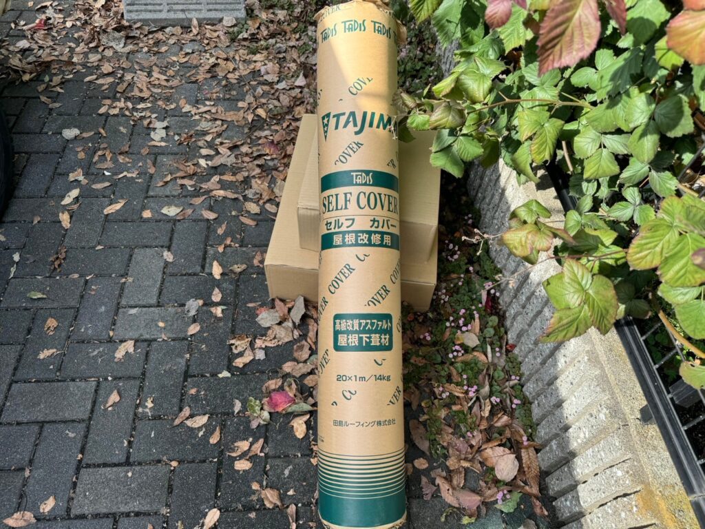 防水シート使用材料<br />
←タディスセルフカバー（粘着タイプ）