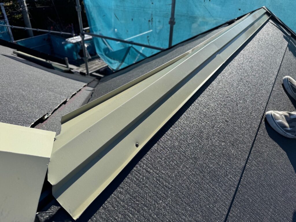 棟板金下地取り付け<br />
（弊社オリジナルの金属下地を使用しました。）<br />
<br />
※一般的にある、木や樹脂の下地よりも耐久性に優れています。）
