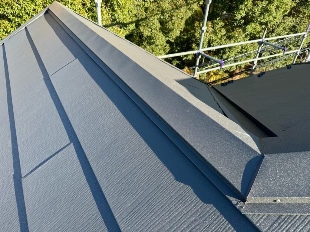 棟板金取り付け<br />
※棟板金の繋ぎ目はコーキング処理を行いました。）