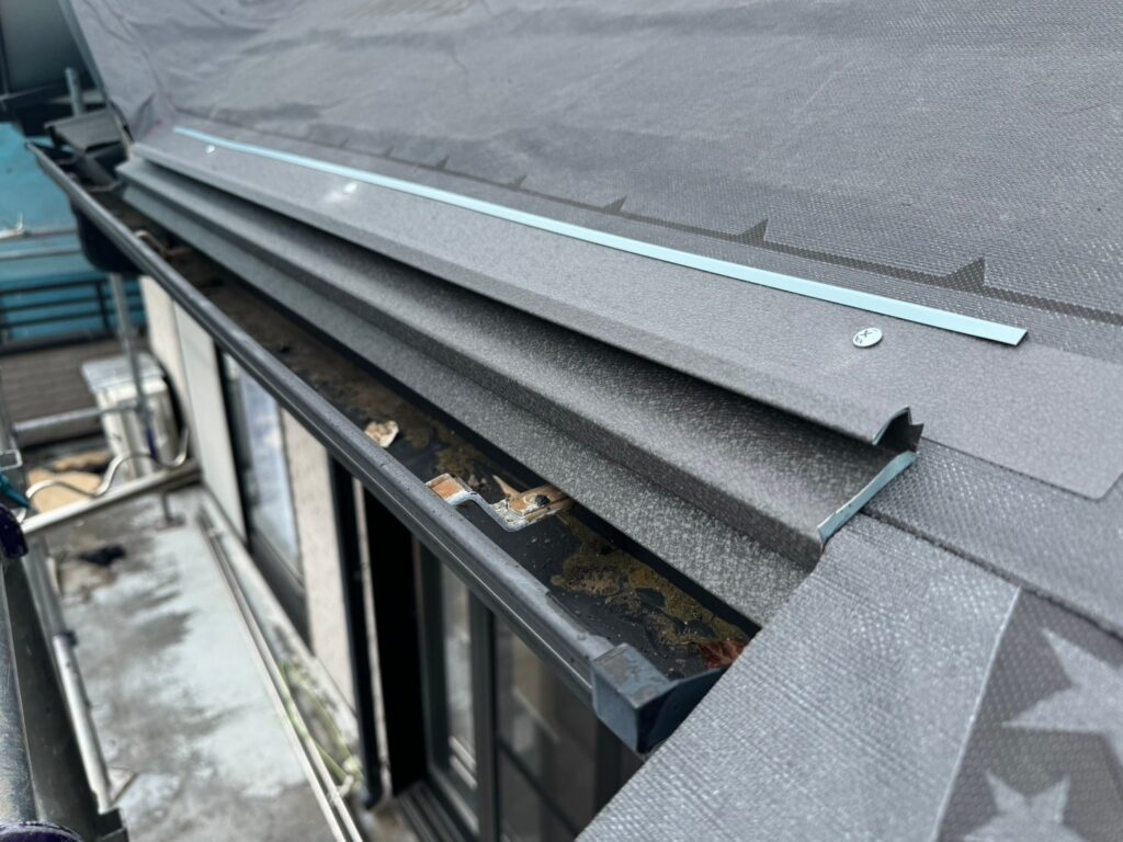 セットバックスターター取り付け<br />
（屋根カバーの際に一番最初に取り付ける金物です。）