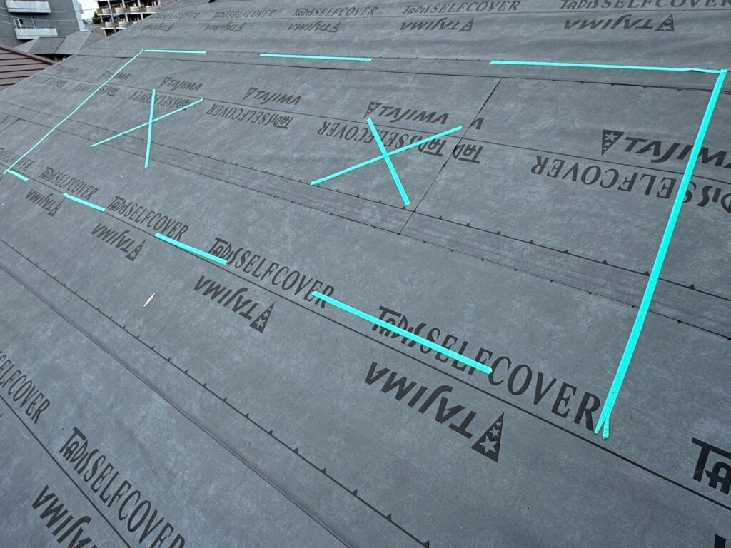 トップライト塞ぎ後<br />
（防水シート貼り付け）