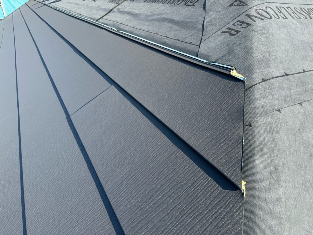 屋根本体取り付け（大屋根）<br />
<br />
※下から上に屋根本体を貼っていきます。