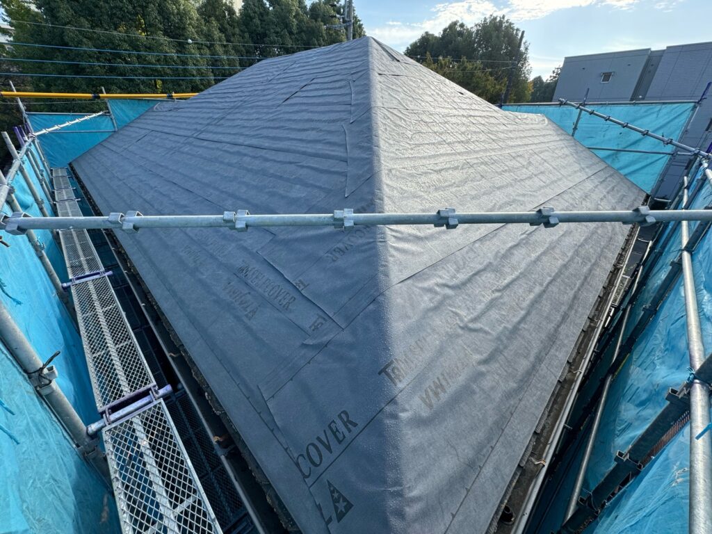 防水シート取り付け（大屋根）<br />
（ビスを使用しない、粘着タイプを使用しました。）<br />
※防水シートは雨漏れを防ぐための重要な役割です。