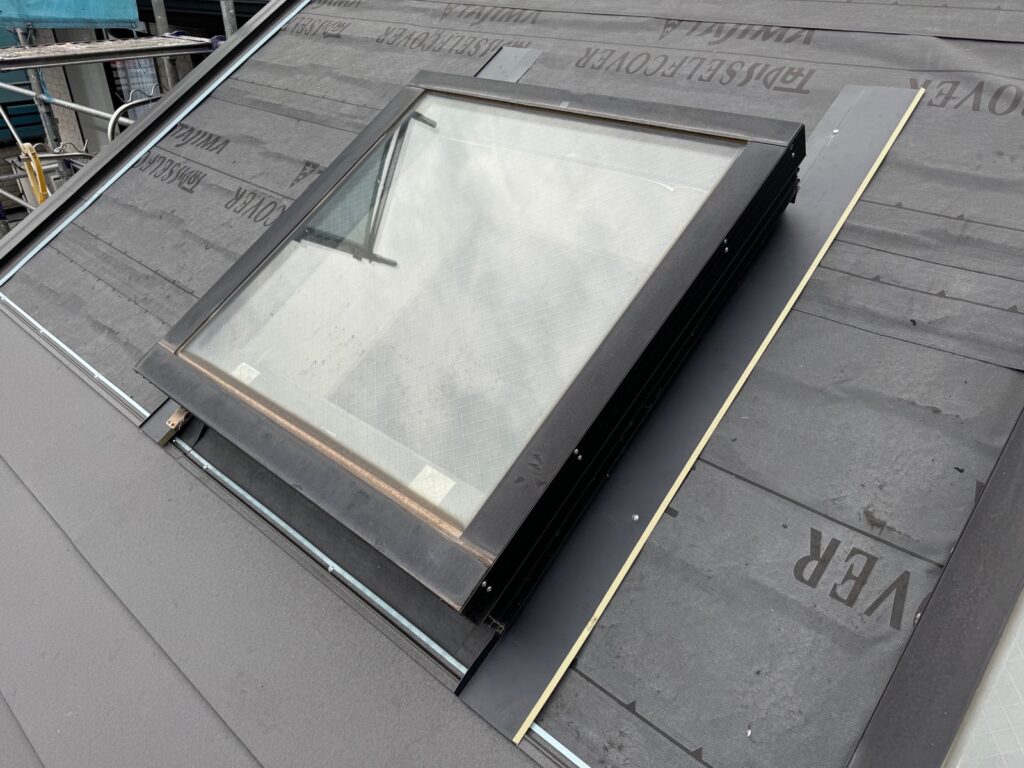 雨漏れがしていたトップライト2個は撤去し、残りのトップライト2個は残すため、雨が入らないように板金加工しました。