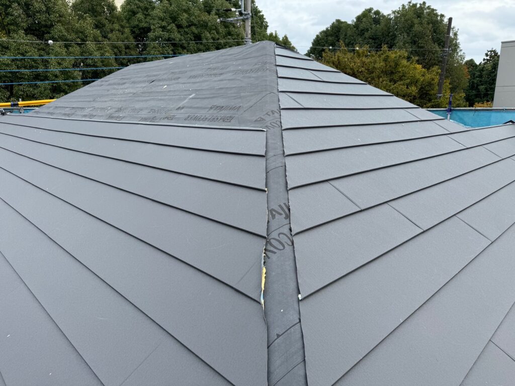 屋根本体取り付け（大屋根）<br />
<br />
※下から上に屋根本体を貼っていきます。